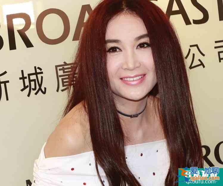 53歲溫碧霞美腿搶鏡 大秀香肩鎖骨狀態(tài)似少女？