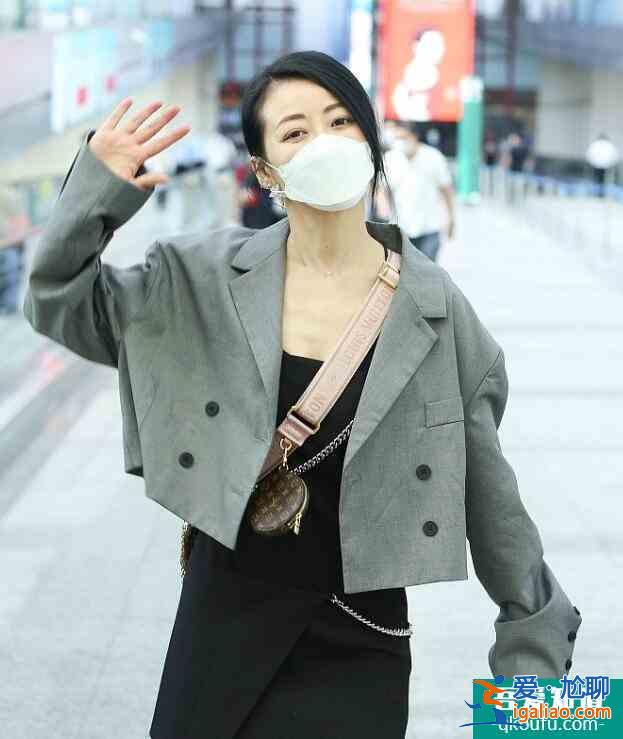 45歲陳紫函亮相 對鏡比剪刀手甜美滿分？