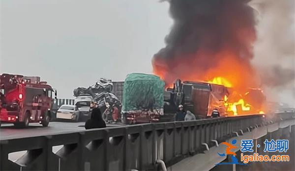 湖南高速車禍現(xiàn)場  親歷司機回憶 追尾長度約兩三百米？