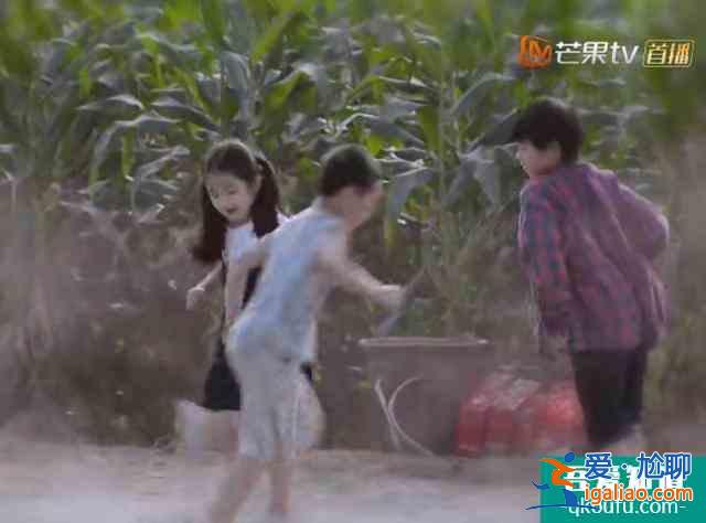 《以家人之名》子秋被錢婆婆的話嚇到，李爸說孩子會當(dāng)真的？