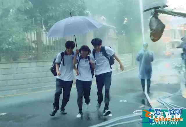 以家人之名：尖尖凌霄撐一把傘跑回家，看清凌霄手的位置：太含蓄？