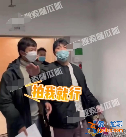 狂飆張頌文遭粉絲圍堵 大器晚紅滿臉疲憊 雙鬢白發(fā)低調(diào)為粉絲簽名