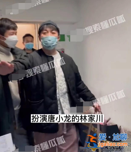 狂飆張頌文遭粉絲圍堵 大器晚紅滿臉疲憊 雙鬢白發(fā)低調(diào)為粉絲簽名