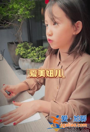 黃磊一家五口同框惹爭議!小兒子正臉曝光撞臉劉昊然 二女兒紅色指甲搶眼