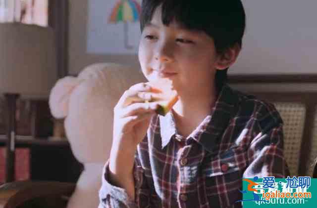 《以家人之名》看哭了，孩子長(zhǎng)大的瞬間，都是在媽媽看不見(jiàn)的地方？