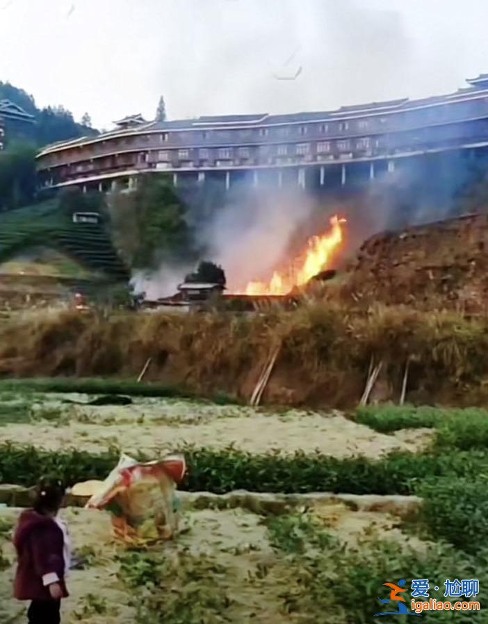 村民在田埂焚燒引燃木制長廊？