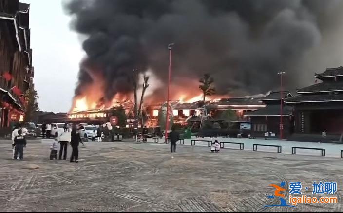 村民在田埂焚燒引燃木制長廊？