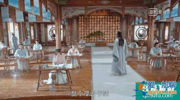 「漂亮?xí)顾瓮埌胍雇低悼丛挶?？原來帥哥也喜歡看小說...？