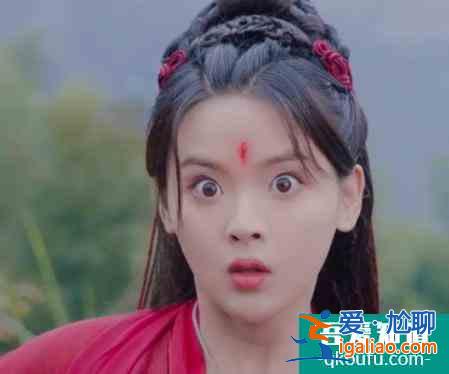 楊超越《且聽鳳鳴》一人分飾兩角，性格切換演技獲贊，瞪眼引熱議？