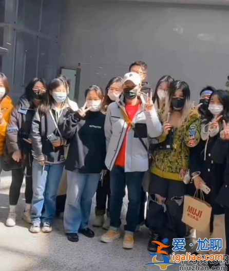 張頌文最新情況！機場遭女粉圍堵尷尬合影 反對接機勸粉絲別來