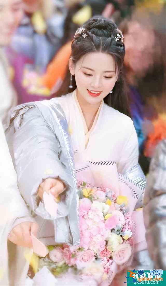 《且聽(tīng)鳳鳴》今日定檔，楊超越扮乞丐，又“丑“又可愛(ài)，絕了？