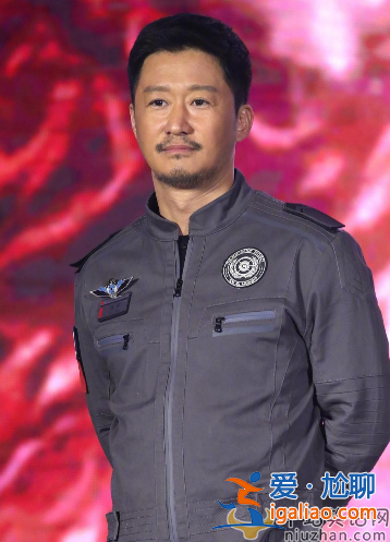 吳京用蘋果手機惹爭議!與成龍合影故意碼掉手機 網友質疑吳京愛國真假