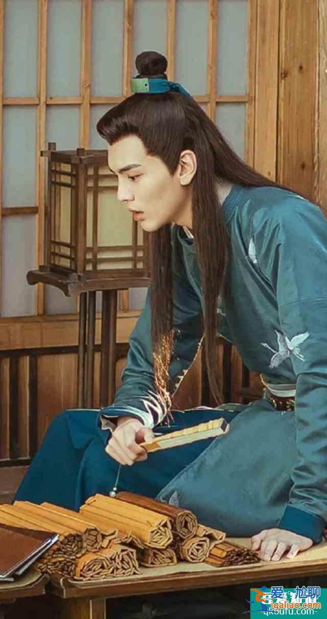 《漂亮?xí)奉佒党吣幸?，男二什么還有男三？校霸，學(xué)霸，商才？
