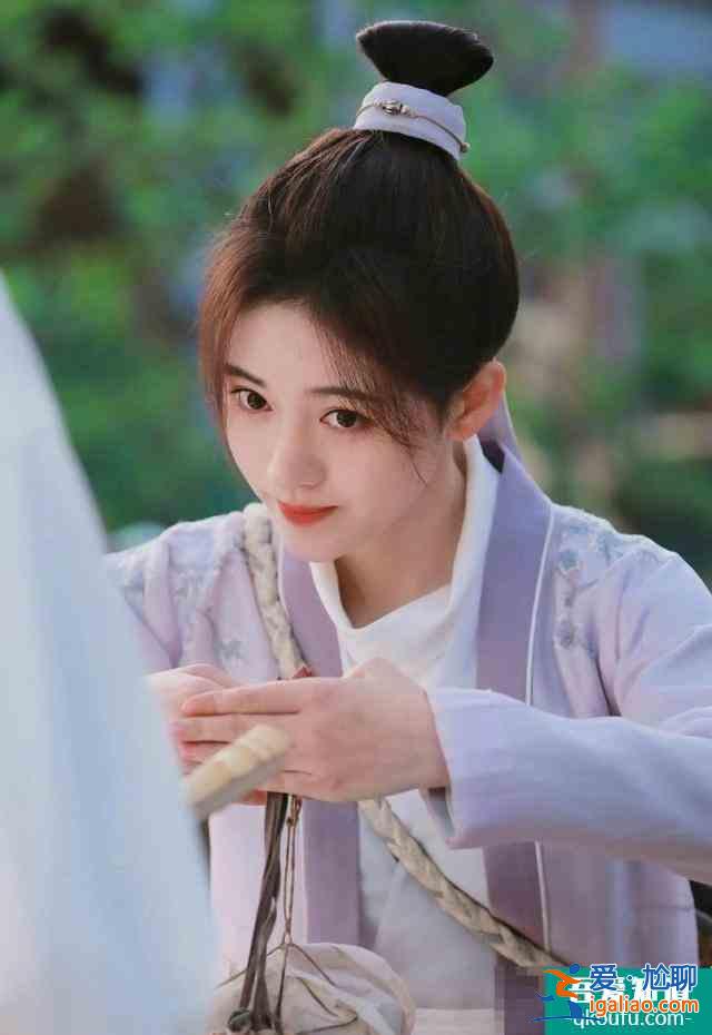 《漂亮?xí)分芯湘旱t女扮男裝太假，韓版差不多是素顏，卻更加美？
