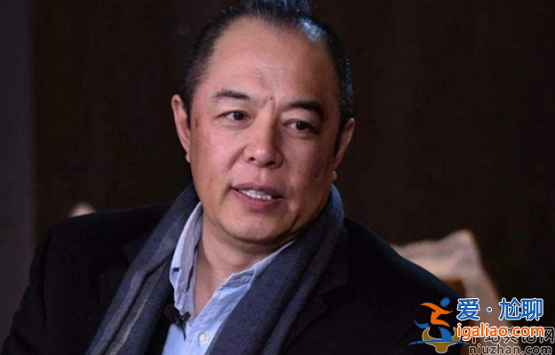 張鐵林近況曝光!吞云吐霧似老煙槍 張鐵林為什么要加入英國國籍
