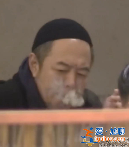 張鐵林近況曝光!吞云吐霧似老煙槍 張鐵林為什么要加入英國國籍