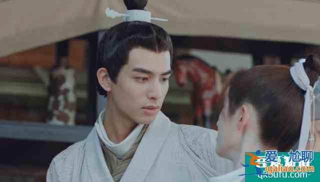 《漂亮?xí)繁怀皠∏檫^(guò)時(shí)？鞠婧祎穿男裝還化濃妝，濾鏡也開(kāi)太大？
