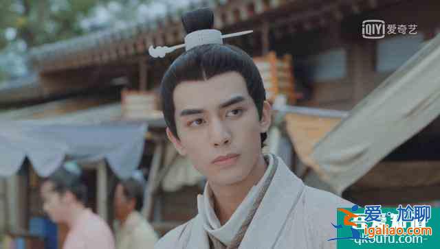 《漂亮?xí)繁怀皠∏檫^(guò)時(shí)？鞠婧祎穿男裝還化濃妝，濾鏡也開(kāi)太大？