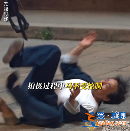 成龍最新動態(tài)曝光!拍戲意外摔下頭撞水泥地 傷勢嚴重眼閃淚光