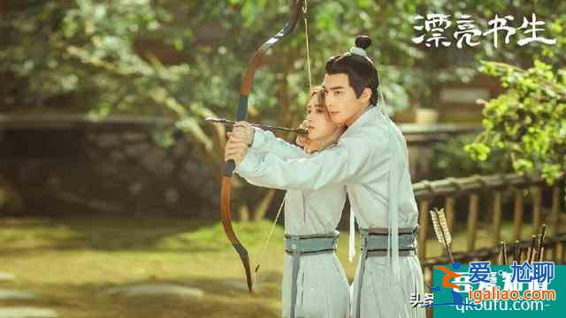 鞠婧祎宋威龍《漂亮?xí)方裢黹_(kāi)播！上演女扮男裝上學(xué)的故事？