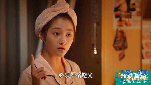 欠錢不還，蹭吃蹭喝，關(guān)曉彤《二十不惑》究竟窺探了多少我們生活？