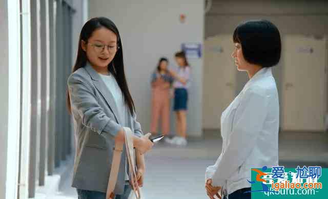 欠錢不還，蹭吃蹭喝，關(guān)曉彤《二十不惑》究竟窺探了多少我們生活？