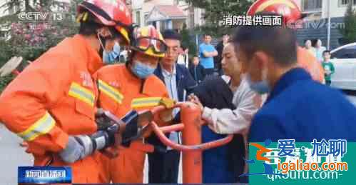 太驚心！小孩被大人掛在峭壁上拍照！網(wǎng)友：這是“隱秘的角落“看多？