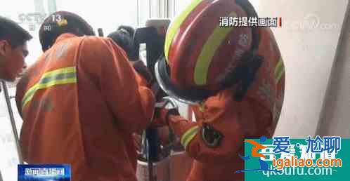 太驚心！小孩被大人掛在峭壁上拍照！網(wǎng)友：這是“隱秘的角落“看多？