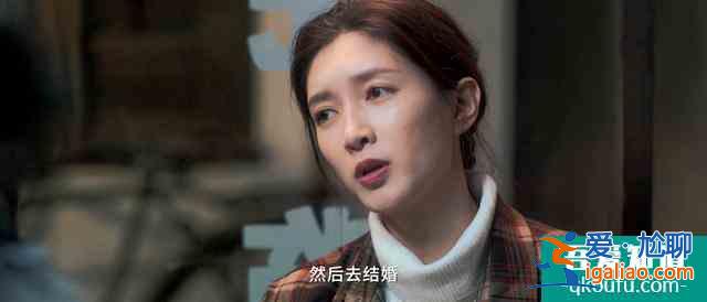 《三十而已》江疏影當(dāng)眾脫衣服，很多人只關(guān)注身材，但重點(diǎn)在眼神？