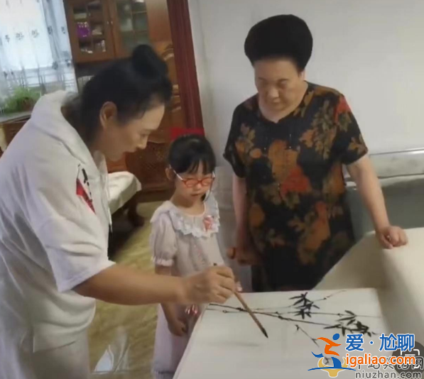伊能靜婆婆帶孫女學(xué)國畫，米粒清晰正臉曝光，顏值逆襲丹鳳眼吸睛