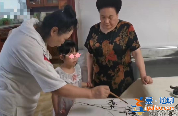 伊能靜婆婆帶孫女學(xué)國畫，米粒清晰正臉曝光，顏值逆襲丹鳳眼吸睛