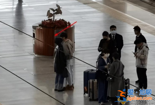 李榮浩楊丞琳同框現(xiàn)身! 隔著口罩當眾親吻 牽手現(xiàn)身感情好