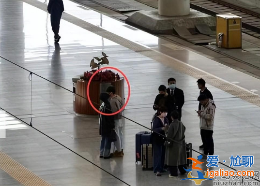 李榮浩楊丞琳同框現(xiàn)身! 隔著口罩當眾親吻 牽手現(xiàn)身感情好