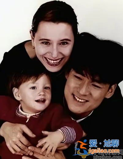 周華健為什么不唱歌了?近況曝光回香港祭祖現(xiàn)身就餐 主動(dòng)為粉絲買單