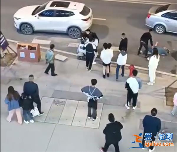 湖南一男子當(dāng)街強(qiáng)吻并踹飛女孩？