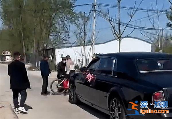 江蘇男子攔勞斯萊斯婚車索要喜煙 不給就要掰小金人車標(biāo)？
