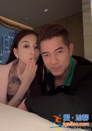 方媛郭富城慶結(jié)婚周年!女方獻(xiàn)吻男方耍帥不動(dòng) 網(wǎng)友調(diào)侃被迫營(yíng)業(yè)