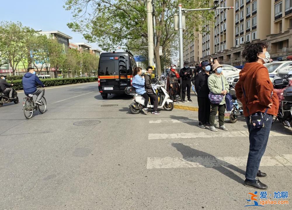 三名老人靠濕毛巾捂住口鼻 堅(jiān)持到消防員救出？