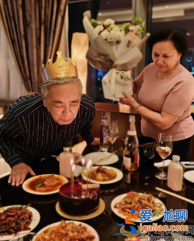 尼格買(mǎi)提曬全家福!侄女膚白貌美惹關(guān)注 顏值驚艷撞臉樸信惠