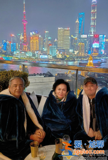 尼格買(mǎi)提曬全家福!侄女膚白貌美惹關(guān)注 顏值驚艷撞臉樸信惠