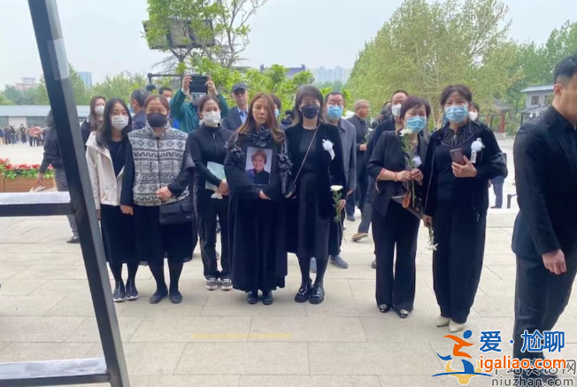 朱迅近況曝光!手捧遺像送別亡母 神情悲痛憔悴不已