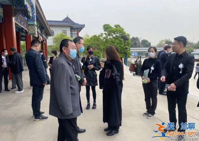 朱迅近況曝光!手捧遺像送別亡母 神情悲痛憔悴不已
