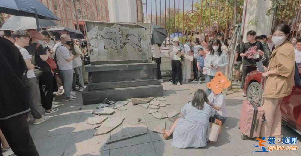孩子爬到碑上拍照后跳下所致？