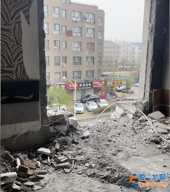 哈爾濱租戶砸穿高層住宅承重墻數(shù)百業(yè)主緊急疏散 裂縫已蔓延到21層？