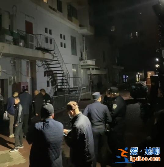 哈爾濱租戶砸穿高層住宅承重墻數(shù)百業(yè)主緊急疏散 裂縫已蔓延到21層？