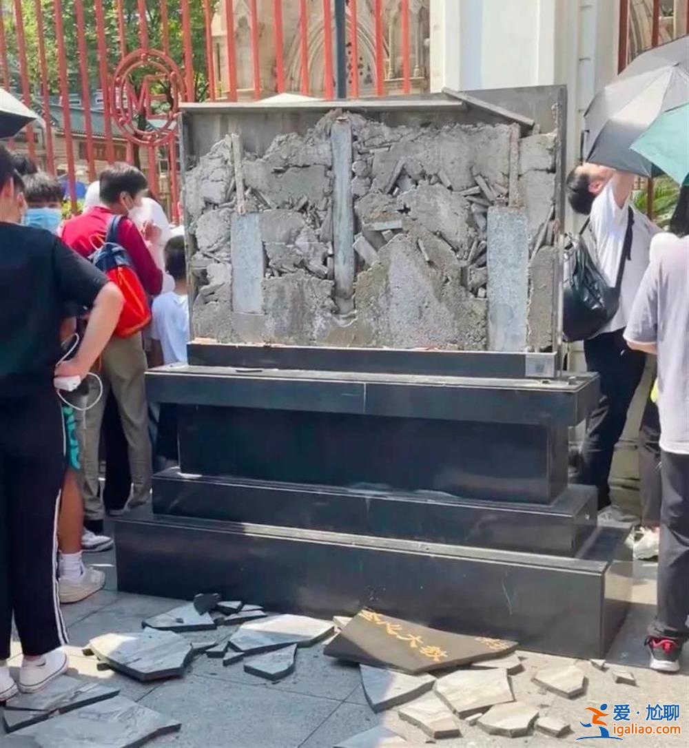 孩子爬到碑上拍照后跳下所致？