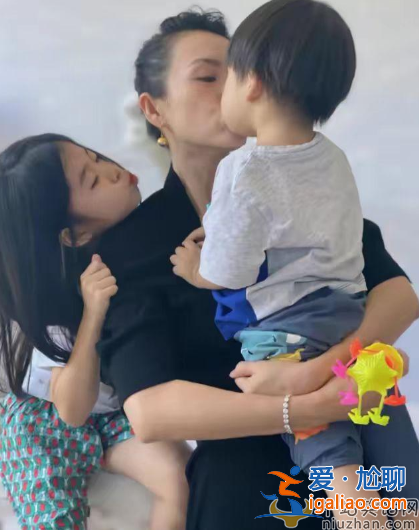 章子怡最新情況!穿著樸素接女兒放學 7歲醒醒變化大顏值似汪峰