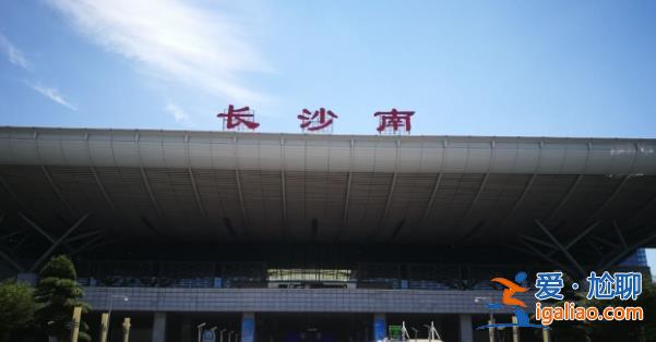 第一批游客把長沙堵紫了，反映出旅游市場的強(qiáng)大需求[旅游市場]？
