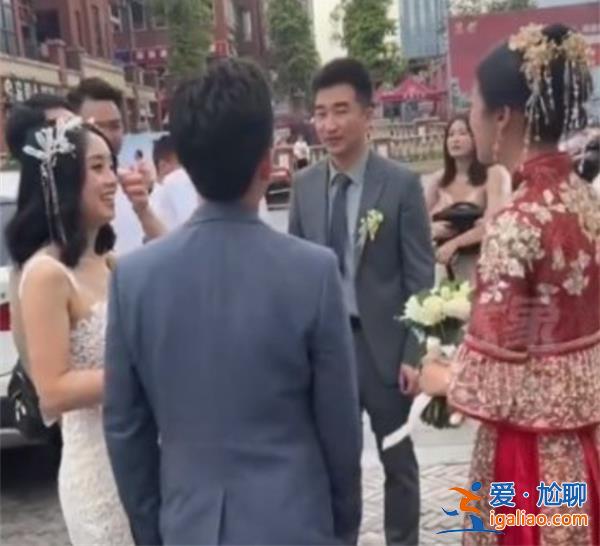 重慶兩個(gè)新娘結(jié)婚互換手捧花發(fā)現(xiàn)是高中同學(xué)？