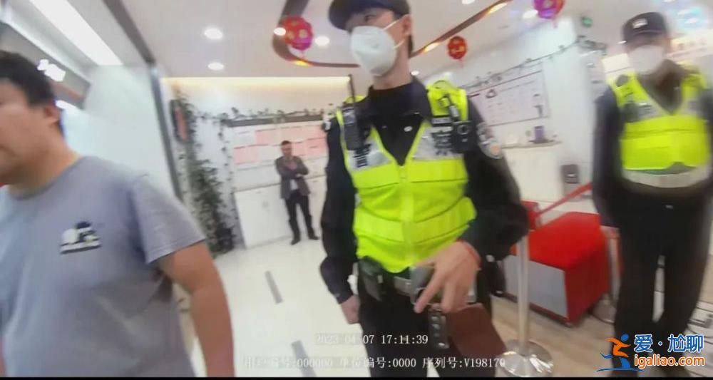 細(xì)思恐極！男子在上海某銀行柜臺(tái)摸出1300張身份證 都是真的？